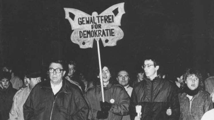 Unter dem Zeichen des Schmetterlings: Rostocker bei einer Demonstration am 7. Dezember 1989