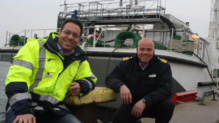 Zu Besuch am Neuen Strom: Kundenmanager Christian Becker (l.), Technischer Leiter Frank Simon von der Barge „Hummel“