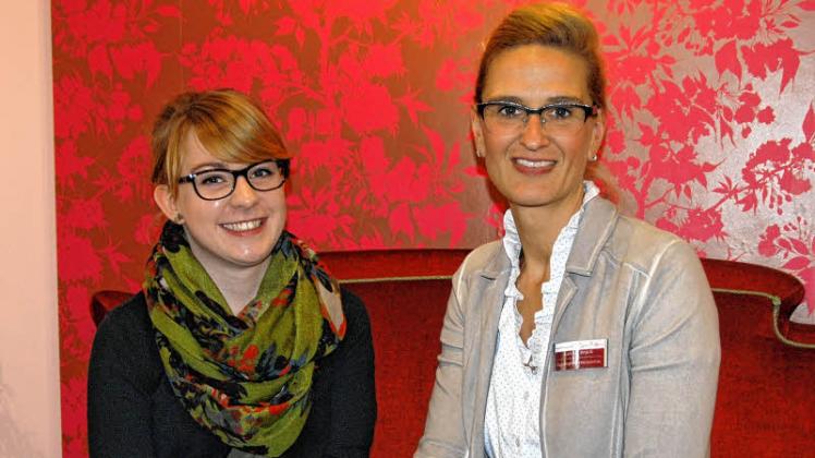 Katrin Brüch (rechts) bildet das erste Mal aus und will, dass ihre Auszubildende Julia eine richtig gute Optikerin wird. Fotos: Heidrun Lohse