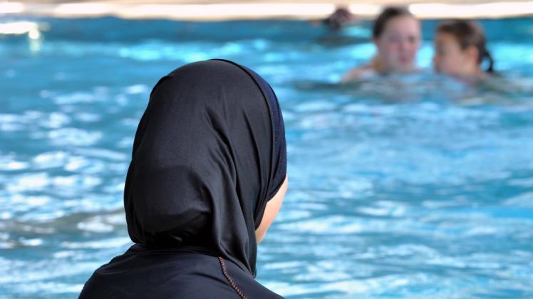 Der Burkini ist die Badebekleidung für Muslima: Streng gläubige Frauen und Mädchen müssen ihren Körper auch beim Baden verhüllen.