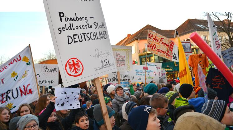 Bereits im Februar demonstrierten hunderte Schüler in Pinneberg wegen der maroden Schulen. 