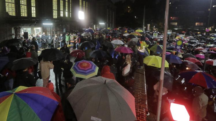 Im strömenden Regen versammelten sich Freitagabend etwa 500 Menschen, um vor dem Flensburger Bahnhof gegen den Anschlag und Fremdenfeindlichkeit zu demonstrieren.