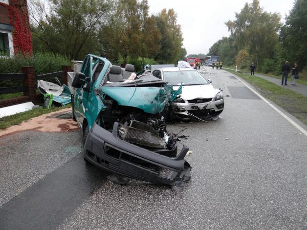 Der Transporter wurde bei dem Unfall zerstört, der Fahrer kam schwer verletzt ins Krankenhaus. Der Transporter wurde bei dem Unfall zerstört, der Fahrer kam schwer verletzt ins Krankenhaus.