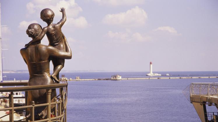 Eine Bronzestatue im Seehafen von Odessa. Etwa einen Kilometer vor der Küste ereignete sich das Unglück.