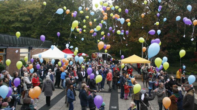 Mehr als 400 Luftballons stiegen verbunden mit Gedanken und guten Wünschen in den Himmel.