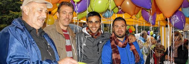 Gemeinsam füllten sie über 400 bunte Ballons mit Helium: (v.li.) Bernd Schöning, Christian Scharf und die in Malente lebenden Flüchtlinge Emin Arslan und Mashar Hamud.