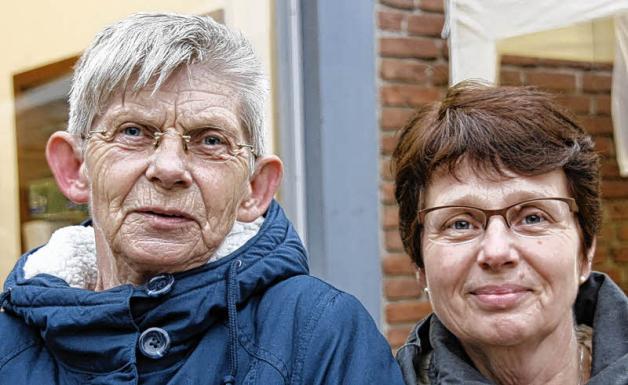 Wollten die Flüchtlinge beim Fest in Malente begrüßen: Angelika Fahrenkrog (li.) und Ute Klindt.