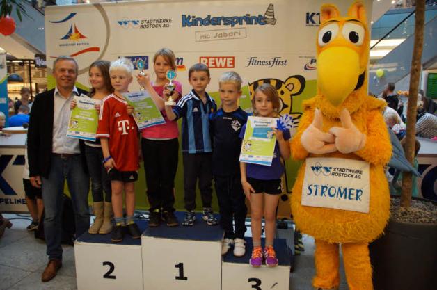 Die Sieger der ersten Klasse: Justine Suplie, Moritz Göbel, Alina Drefal, Bastian Gohlke, Tom Lukas Richter und Carla Karsten (v. l.) freuen sich mit Thomas Schneider (l.) über ihren Erfolg. Die Sieger der ersten Klasse: Justine Suplie, Moritz Göbel, Alina Drefal, Bastian Gohlke, Tom Lukas Richter und Carla Karsten (v. l.) freuen sich mit Thomas Schneider (l.) über ihren Erfolg.