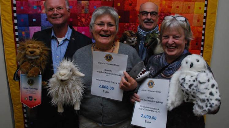 Freude über die beiden Spenden:  (v.li.) Lions-Club-Präsident Detlev Küfe, Brigitte Maas und Hans Rech von der Hospizinitiative sowie Carla Schneider vom Frauennotruf. 