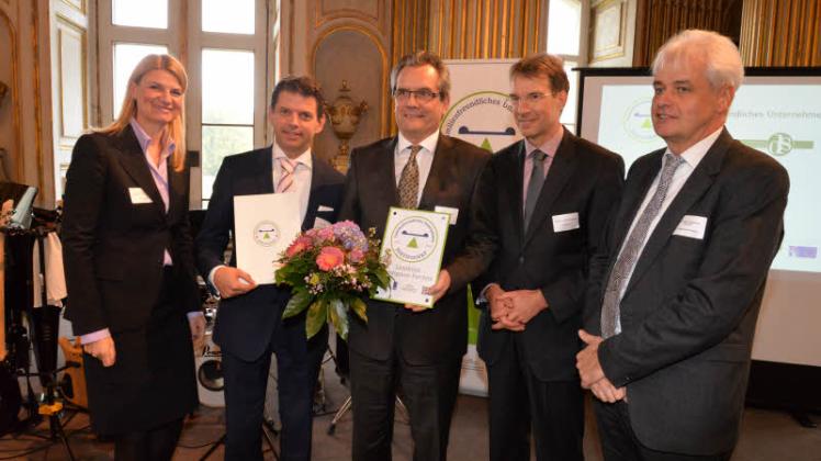 Auszeichnung für die familienfreundliche Galliner Firma „DS-Produkte“ mit Werkleiter Frank Müller (3.v.r.) gestern im Goldenen Saal des Ludwigsluster Schlosses. 