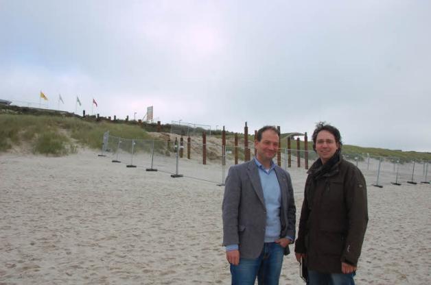 Die Pfähle stehen schon: Tourismusdirektor Henning Sieverts mit Architekt Tobias Braun vor den Anfängen der neuen Strandtreppe.  