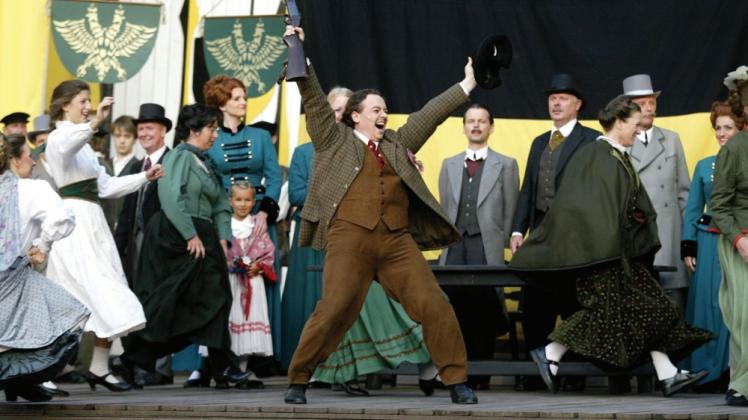 Die Jubelszene des Bauern Kilian, der Schützenkönig wird, ist eine von vielen Klassiker-Szenen der Oper „Freischütz“ auf der Eutiner Freilichtbühne, der im nächsten Jahr die 66. Spielsaison eröffnen wird.