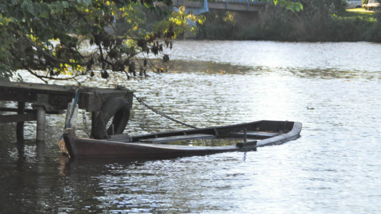 Kräftiges Schöpfen ist angesagt, wenn es mit dem traditionellen Holzboot auf Tour gehen soll.  