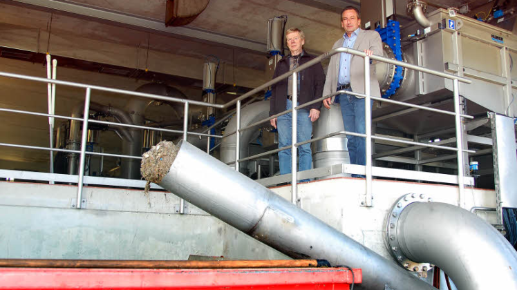 Mit einer Presse wird der Wasseranteil des sogenannten Rechenguts verringert, das verbrannt werden muss. Werkleiter Ekkehard Lenius (rechts) und Ludwig Petersen, Chef des Anlagenbetriebs, in einem wichtigen Bereich des Klärwerks. 