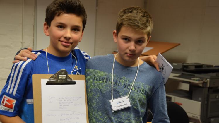 Die Redakteure Linus (11, r.) und Philip (12) arbeiten für den „Jukshausener Schmierfinken“.