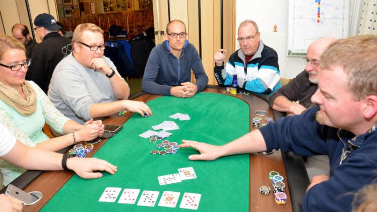 Am Pokertisch sind Konzentration und gutes Beobachten der Gegenspieler gefragt.