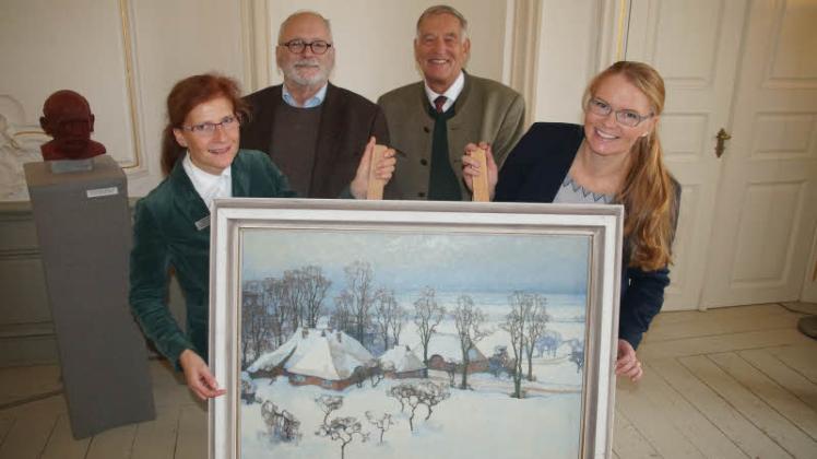 Bei der offiziellen Übergabe des Winterbildes: (von links) Susanne Danz, Jürgen Ostwald, Sigurd Zillmann und Julia Meyer.   