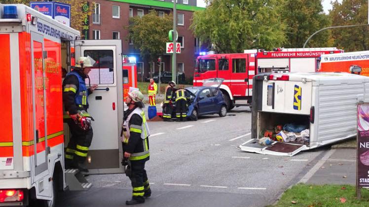 Bei dem schweren Unfall an der Ecke Haart/Sachsenring kippte ein Transporter um, als er mit einem Auto zusammenstieß. Der Unfallhergang ist noch immer nicht genau geklärt.