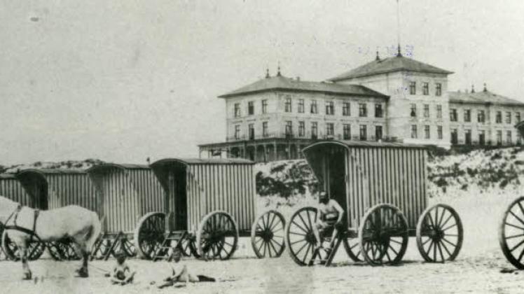 Wie hier am Wittdüner Strand waren um 1900 Ross und Reiter für den Transport der Badegäste zuständig.