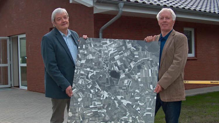 Die Bokeler Dörpstuv feiert Ende Oktober Einweihung. Bokels Bürgermeister Wolfgang Münster (links) und Archivar Helmut Trede zeigen das Luftbild, das den großen Gesellschaftsraum schmücken soll.