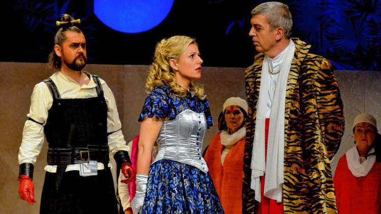 In der Oper ist Elena Fink als Konstanze an der Seite von Karl Huml (l.) als Osmin und Reiner Heise als Bassa Selim zu sehen.