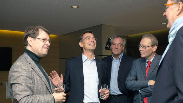Das Gespräch zwischen Ralf Stegner (v.l.) und Ingbert Liebing begleiteten Bernd Ahlert, Chefredakteur Stefan Hans Kläsener, Stefan Beuke (nicht im Bild) und Peter Höver.