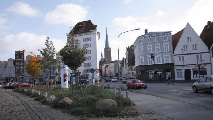 Die Straße „An der Obertrave“ am Rande der Lübecker Altstadt soll aufgewertet werden. Auch dieser Bereich an der Drehbrücke wird komplett umgebaut und soll zum Verweilen einladen. 
