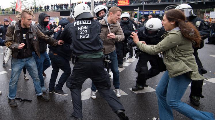 In Köln kommt es zu Rangeleien zwischen der Polizei und linken Gegendemonstranten. Die Gruppierung „Hooligans gegen Salafisten" („Hogesa") demonstriert, während mehrere Gegendemos und Veranstaltungen angemeldet sind. 