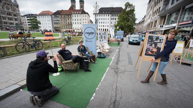 Am „Parking Day“ demonstieren Fußgänger, was man mit den für Autos reservierten urbanen Flächen sonst so alles anstellen könnte.
