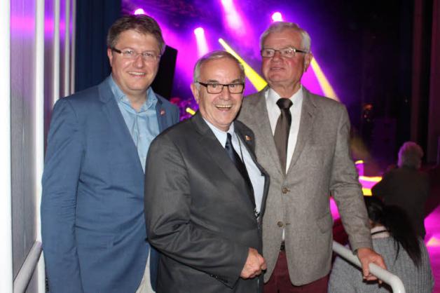 Begeistert von der Initiative (v. li.): Bürgermeister Stefan Mohrdieck, Kreispräsident Hans-Harald Böttger und Wilfried Hansen (Bürgerstiftung Brunsbüttel). Begeistert von der Initiative (v. li.): Bürgermeister Stefan Mohrdieck, Kreispräsident Hans-Harald Böttger und Wilfried Hansen (Bürgerstiftung Brunsbüttel).