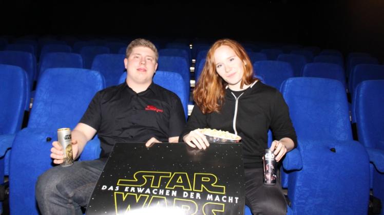 Film ab: Julia Groth und Onno Dreibholz werden nicht mehr so entspannt Probesitzen können, wenn der siebte Star Wars Teil in den Kinos im Kreis angelaufen ist.