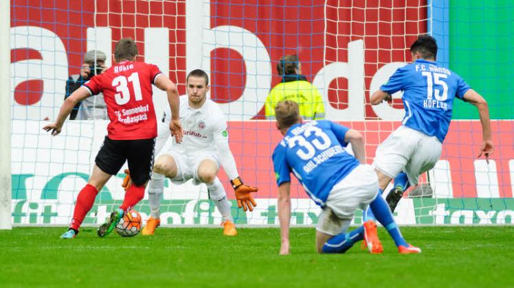 Mit einigen guten Reflexen hat Torhüter Marcel Schuhen Fußball-Drittligist FC Hansa vor einer höheren Niederlage als dem 1:3 gegen Großaspach bewahrt.