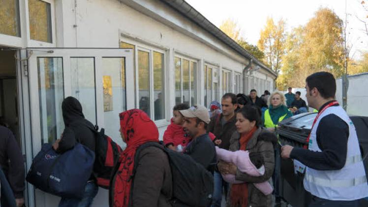 Mehrmals täglich bringen Busse neue Flüchtlinge zur Sporthalle nach Marienehe. Fotos: Felix Alex