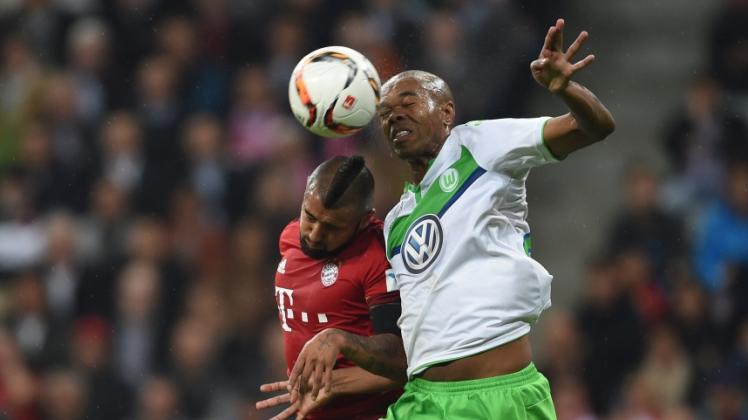 Arturo Vidal von München im Kopfballduell gegen Naldo von Wolfsburg – so kann es heute auch wieder zugehen.