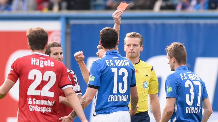 Rote Karte nach einem groben Foul für Dennis Erdmann im Spiel gegen die SG Sonnenhof Großaspach.
