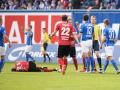 Rote Karte nach einem groben Foul für Dennis Erdmann im Spiel gegen die SG Sonnenhof Großaspach.