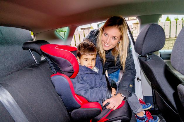 Kinder bis 12 Jahre sollten auf einem Kindersitz oder einer Sitzerhöhung im Auto Platz nehmen. 