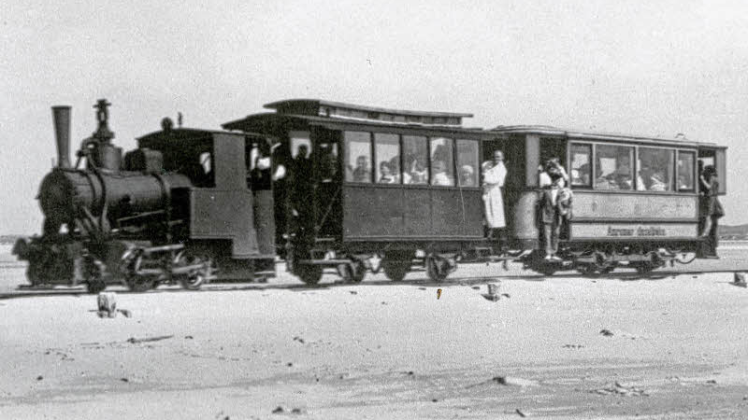 Mit der Dampflokomotive zum Strand: Vor 100 Jahren war der Weg ans Wasser deutlich bequemer, als heute.  