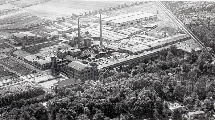 Die Firma Hermann Sager von oben betrachtet: Orientierungspunkte bieten die Heider Bahn (rechts) und das Logenhaus mit den vier Dachgauben (vorne links). Es steht auch heute noch an der Carlstraße. Die Fabrik wurde nach dem Konkurs abgerissen. 1934 wurde dort die Hindenburg-Kaserne gebaut.