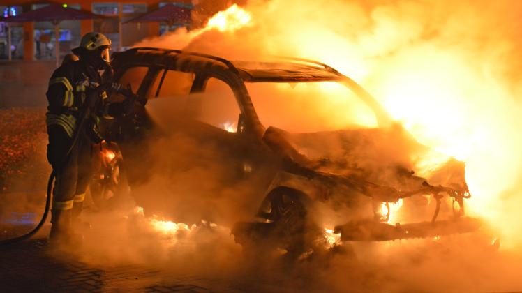 Der Mercedes brannte trotz eines massiven Löschangriffs vollständig aus.