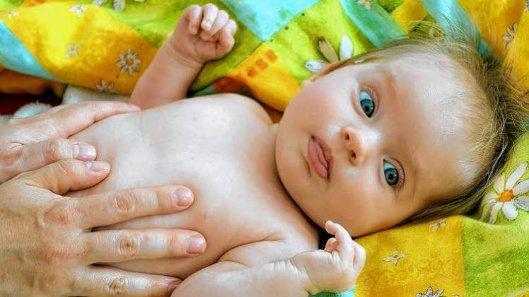 Laura genießt: Wenn das Baby sechs Wochen alt ist, können Eltern mit der Massage beginnen.