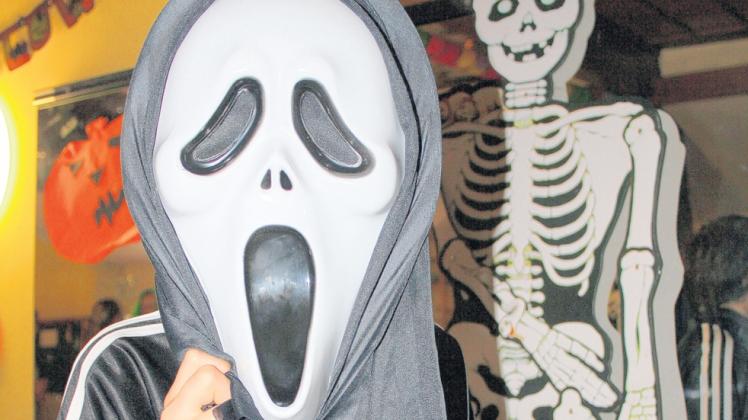 Mit Masken verkleidet gehen viele Kinder und Jugendliche morgen auf Halloween-Tour