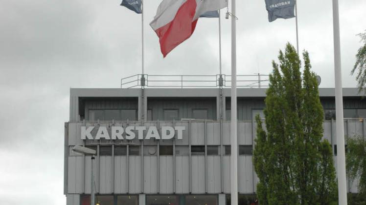 Das Kaufhaus Karstadt am Großflecken schließt zum 30. Juni kommenden Jahres. Rund 110 Mitarbeiter verlieren ihren Arbeitsplatz. Die Suche nach einen neuen Job ist trotz guter Rahmenbedingungen nicht immer leicht.