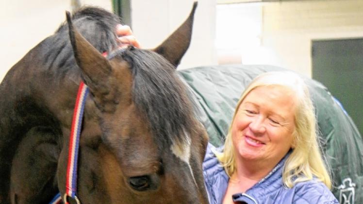 Inken Timm ist stolz auf ihre Stute Corvia, die in den Holstenhallen zur Riege der Elite-Auktionspferde gehört. 
