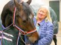 Inken Timm ist stolz auf ihre Stute Corvia, die in den Holstenhallen zur Riege der Elite-Auktionspferde gehört. 