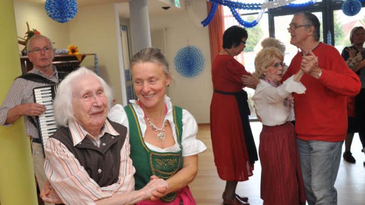 Robert Bär sorgte mit seinem Akkordeon für Tanzmusik. Im Vordergrund links Meike Vogt-Kruit mit der 91-jährigen Hedwig Prinzhorn sowie rechts die 95 Jahre alte Käthe Wildt mit ihrem Tanzpartner Hans-Hermann Becker. 