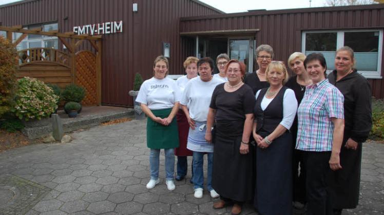 Edel Höneise (vorne rechts) schließt zum 29. Februar ihre Gastronomie im EMTV-Heim. Ihr Team würde einem Nachfolger zur Verfügung stehen. Doch ob es überhaupt weitergeht, entscheidet die Mitgliederversammlung am 16. November.