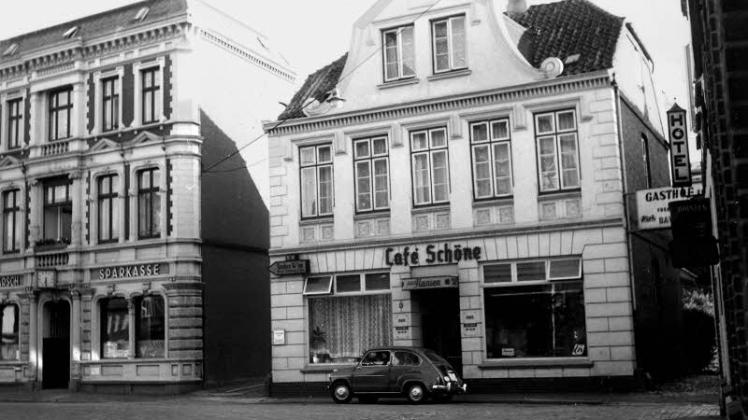 Am Markt um 1968: Das Café Schöne war für Generationen beliebter Treffpunkt. 1975 wurde das klassizistische Gebäude abgerissen.