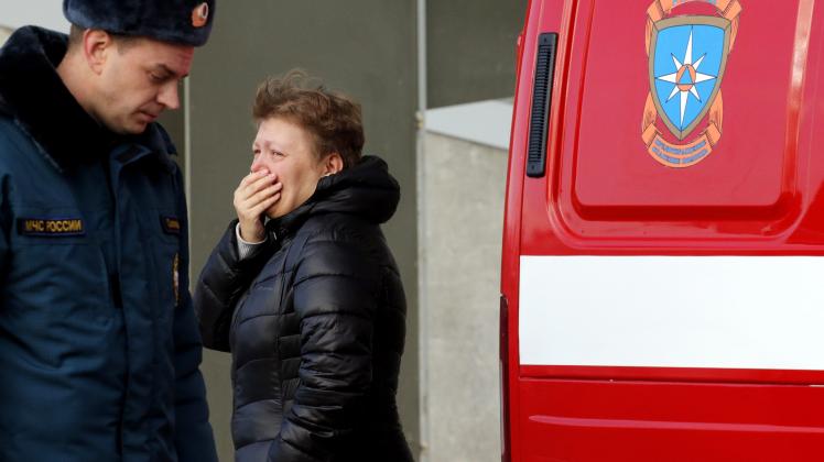 Eine Frau trauert am Flughafen von St. Petersburg.