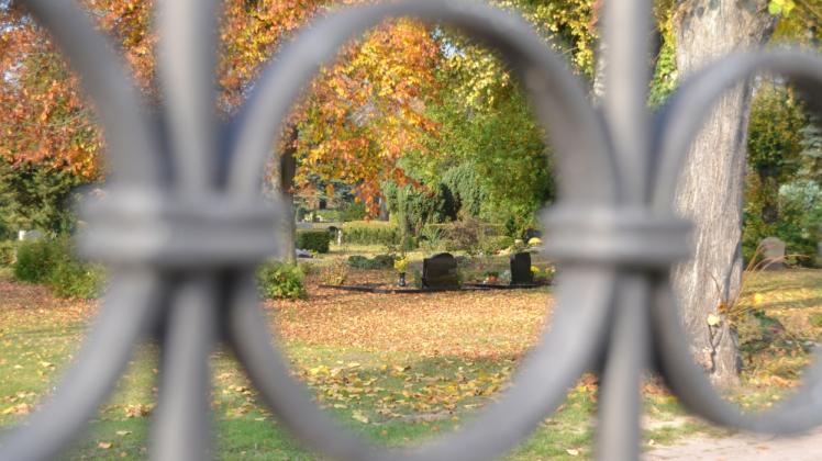 Verschlossene Tore auf dem Friedhof: SVZ-Leser Tobias Schoof würde sich das wünschen – die Friedhofsverwaltung glaubt das gerade eine Belebung vor Grabschändung schützt.